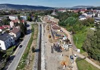 Prace_przy_budowie_nawierzchni_pod_tory_kolejowe_w_sasiedztwie_przystanku_Nowy_Sacz_Miasto__widok_z_lotu_ptaka__fot._Krzysztof_Dzidek__1_.JPG