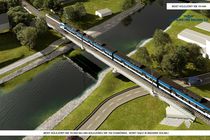 Infografika: przejeżdżający pociąg przez most na rzece Mszanka w Mszanie Dolnej na linii nr 104 Chabówka – Nowy Sącz. W centralnej części nowy most i przejeżdżający pociąg. W prawym, górnym rogu napis most kolejowy w km 15,444, a  poniżej logo PKP Polskie Linie Kolejowe S.A. Na dole napis: Most kolejowy km 15,444 na linii kolejowej nr 104 Chabówka – Nowy Sącz w Mszanie Dolnej