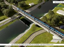 Infografika: przejeżdżający pociąg przez most na rzece Mszanka w Mszanie Dolnej na linii nr 104 Chabówka – Nowy Sącz. W centralnej części nowy most i przejeżdżający pociąg. W prawym, górnym rogu napis most kolejowy w km 15,444, a  poniżej logo PKP Polskie Linie Kolejowe S.A. Na dole napis: Most kolejowy km 15,444 na linii kolejowej nr 104 Chabówka – Nowy Sącz w Mszanie Dolnej