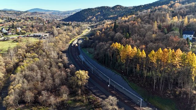 Zmodernizowany tor kolejowy obok ul. Kasprowicza, widok z lotu ptaka, fot. Piotr Hamarnik 