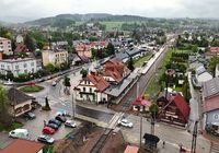 Przystanek_kolejowy_Rabka-Zdroj__widok_z_lotu_ptaka__fot._Piotr_Hamarnik.JPG