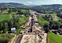 Budowa_nowego_mostu_kolejowego_na_odcinku_Mecina_-_Chomranice__Prace_ziemne_w_Mecinie__widok_z_lotu_ptaka__fot._Krzysztof_Dzidek__1_.JPG