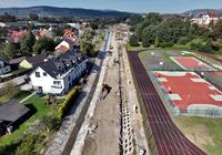 Prace_przy_budowie_nawierzchni_pod_tory_kolejowe_w_sasiedztwie_przystanku_Nowy_Sacz_Miasto__widok_z_lotu_ptaka__fot._Krzysztof_Dzidek__3_.JPG