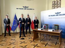 Minister Infrastruktury Dariusz Klimaczak wypowiada się podczas briefingu prasowego, w tle przedstawieciele MI, PLK SA i wykonawcy, fot. Anna Znajewska-Pawluk