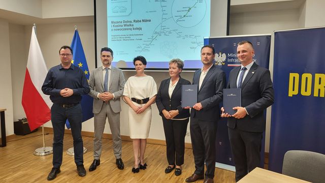 Podpisanie_umowy_w_Mszanie_Dolnej_na_linie_Rabka_Zaryte_-_Mszana_Dolna_-_Fornale_fot._Piotr_Hamarnik_PLK_SA