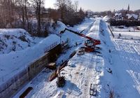 Budowa_sciany_oporowej_wzdluz_modernizowanej_linii_kolejowej_w_Rabce-Zdroju__widok_z_lotu_ptaka__fot._Piotr_Hamarnik__3_.JPG