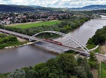 Pociąg na zmodernizowanym moście kolejowym nad Dunajcem w Nowym Sączu, widok z lotu ptaka, fot. Piotr Hamarnik