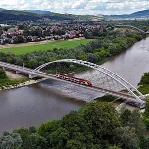 Pociąg na zmodernizowanym moście kolejowym nad Dunajcem w Nowym Sączu, widok z lotu ptaka, fot. Piotr Hamarnik