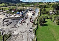 Wylot_tunelu_kolejoweg_pod_Pisarzowa__widok_z_lotu_ptaka__fot._Krzysztof_Dzidek.JPG
