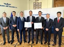 Przedstawiciele PLK SA, Ministerstwa Infrastruktury i wykonawcy z podpisanymi umowami na budowę linii 104, fot. Anna Znajewska-Pawluk