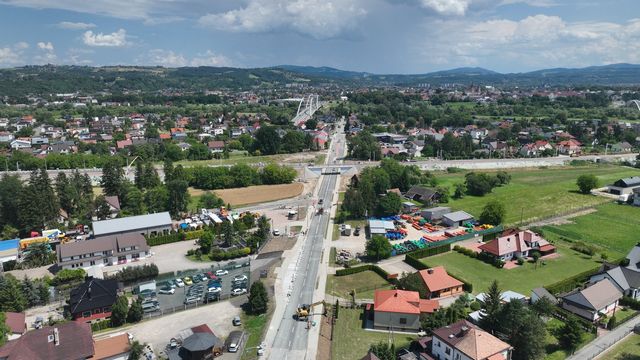 Widok z lotu ptaka na nowy wiadukt kolejowy w Nowym Sączu