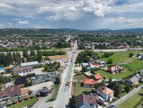 Widok z lotu ptaka na nowy wiadukt kolejowy w Nowym Sączu
