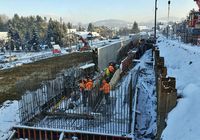 Wykonawcy_zbroja_sciany_nowego_ukladu_drogowego_w_sasiedztwie_ul._Zakopianskiej_w_Rabce-Zdroju__fot._Piotr_Hamarnik