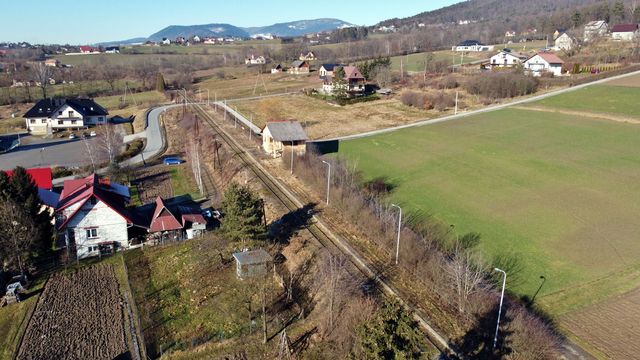 Widok z lotu ptaka na peron w Chomranicach, fot. Piotr Hamarnik