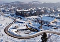 Ciezkie_maszyny_pracuja_przy_budowie_scian_oporowych_w_rejonie_ul._Zakopianskiej_w_Rabce-Zdroju__widok_z_lotu_ptaka__fot._Piotr_Hamarnik__1_.JPG