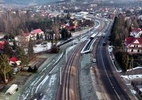 Zmodernizowana_linia_kolejowa_przy_ul._Zakopianskiej_w_Rabce-Zdroju__widok_z_lotu_ptaka__fot._Krzysztof_Dzidek__1_.JPG