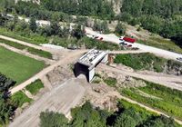 Widok_z_lotu_ptaka_na_gotowe_konstrukcje_mostow_kolejowyc_i_drogowych_przy_potoku_Smolnik_w_Kleczanach__fot._Krzystzof_Dzidek__1_.JPG