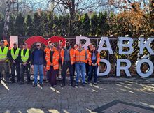 Pamiątkowe zdjęcia po akcji sadzenia drzew w Rabce-Zdroju, fot. Piotr Hamarnik