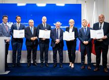 Podpisanie umowy w Ministerstwie Infrastruktury z udziałem Ministrów, Ireneusza Merchel prezesa zarządu PLK SA fot. Ministerstwo Infrastruktury