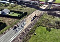 Przygotowanie_nawierzchni_pod_linia_kolejowa_na_odcinku_Nowy_Sacz_-_Marcinkowice__widok_z_lotu_ptaka__fot._Krzysztof_Dzidek__1_.JPG