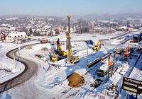 Ciezkie_maszyny_pracuja_przy_budowie_scian_oporowych_w_rejonie_ul._Zakopianskiej_w_Rabce-Zdroju__widok_z_lotu_ptaka__fot._Piotr_Hamarnik__2_.JPG