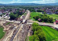 Budowa_nowego_wiaduktu_kolejowego_i_przystanku_w_sasiedztwie_ul._Krakowskiej_w_Nowym_Saczu__widok_z_lotu_ptaka__fot._Krzysztof_Dzidek__1_.JPG